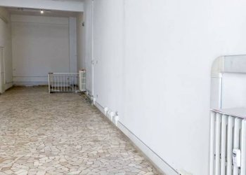 Interno non residenziale - Negozio piazza Manfredi Azzarita, Bologna (zona Centro Storico) - foto 5