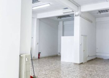 Interno non residenziale - Negozio piazza Manfredi Azzarita, Bologna (zona Centro Storico) - foto 7