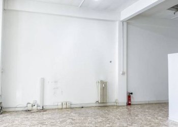 Interno palazzo - Negozio piazza Manfredi Azzarita, Bologna (zona Centro Storico) - foto 8