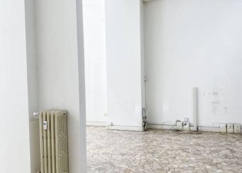 Interno non residenziale - Negozio piazza Manfredi Azzarita, Bologna (zona Centro Storico) - foto 9