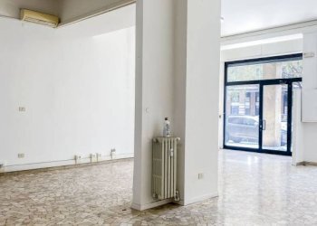 Interno non residenziale - Negozio piazza Manfredi Azzarita, Bologna (zona Centro Storico) - foto 12