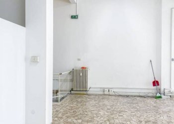 Interno non residenziale - Negozio piazza Manfredi Azzarita, Bologna (zona Centro Storico) - foto 13