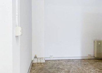 Interno non residenziale - Negozio piazza Manfredi Azzarita, Bologna (zona Centro Storico) - foto 15