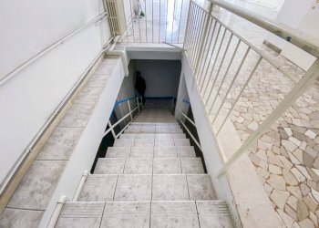 Interno palazzo - Negozio piazza Manfredi Azzarita, Bologna (zona Centro Storico) - foto 25