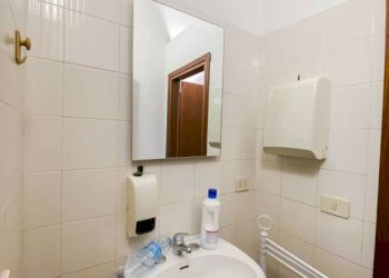 Bagno - Negozio piazza Manfredi Azzarita, Bologna (zona Centro Storico) - foto 48