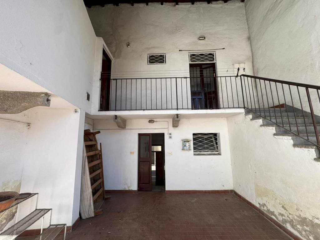 Cortile interno - Stabile - Palazzo via Giuseppe Mazzini, 11, Taino - foto 1