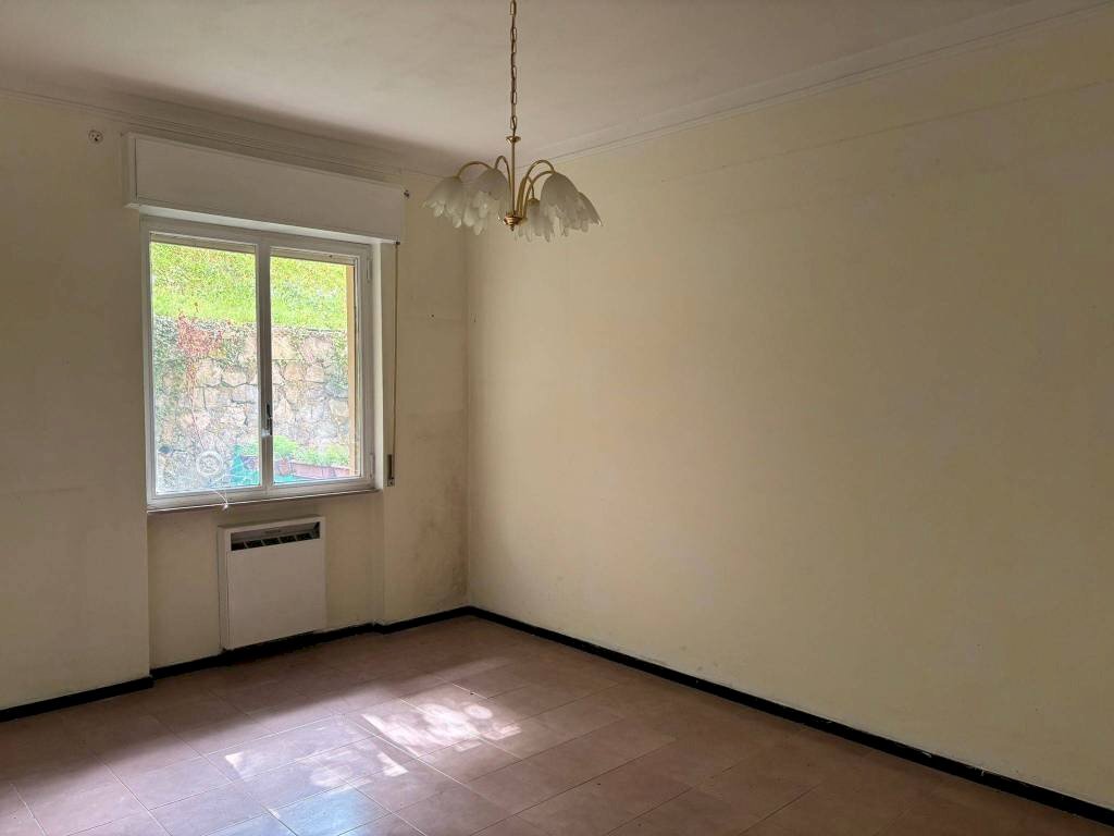 Camera da letto - Bilocale via San Felice, 38A, Genova (zona Molassana) - foto 3