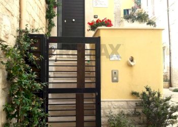 Edificio all\'aperto - Casa indipendente VICO MOROLA
 
44, Trani - foto 2