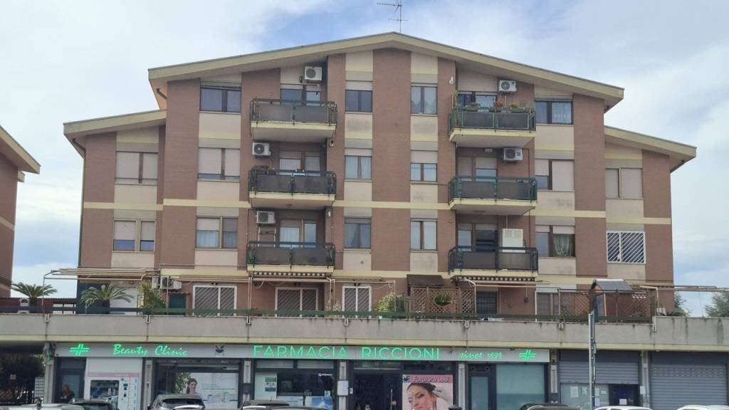 Facciata - Bilocale via del Casale Agostinelli, 133, Roma (zona Morena) - foto 2