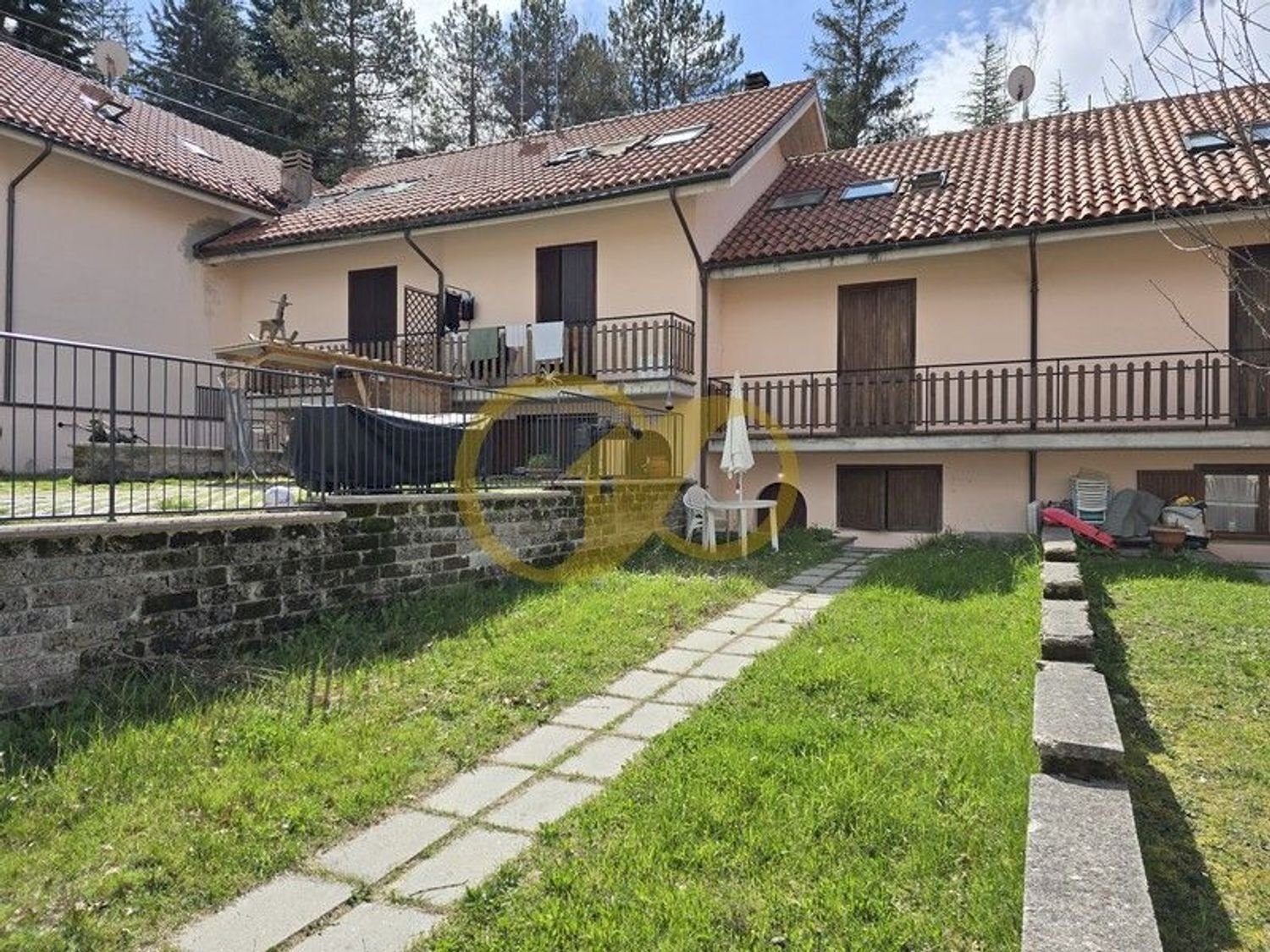 facciata - Villa a Schiera Madonna Sasso Bianco
 
15, Fiastra - foto 1