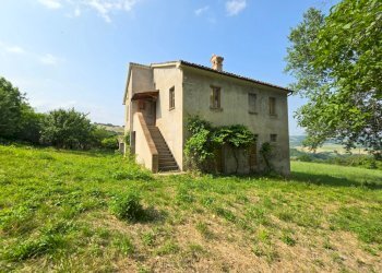 facciata - Casa indipendente Colli
 
118, Serrapetrona - foto 1