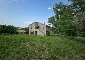 facciata - Casa indipendente Colli
 
118, Serrapetrona - foto 2
