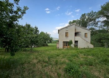facciata - Casa indipendente Colli
 
118, Serrapetrona - foto 3