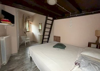 camera da letto - Casa indipendente Piè di Vescia
 
8, Fiastra - foto 5