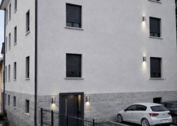 Facciata - Casa indipendente via Piave, 1, Lozza - foto 2