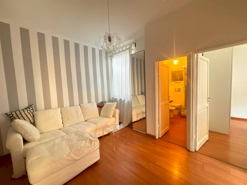 Salone - Quadrilocale vico del Dragone, 5, Genova (zona Centro Storico) - foto 3