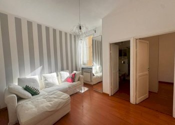 Salone - Quadrilocale vico del Dragone, 5, Genova (zona Centro Storico) - foto 1