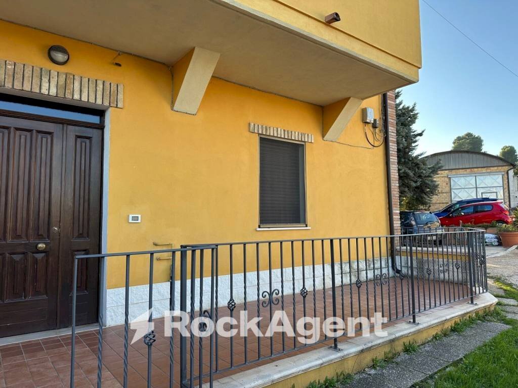 Facciata - Casa indipendente via Salvaiella, 7, Spoltore - foto 2
