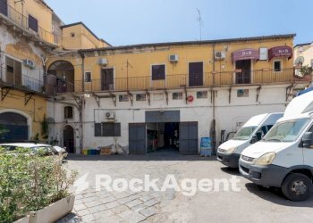 Facciata - Magazzino piazza Maravigna, 9, Catania - foto 1