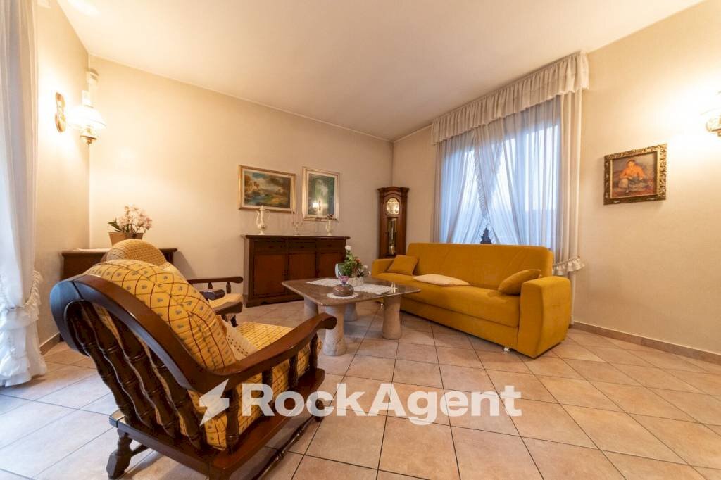 Salone - Villa via Vittorio Alfieri, 39, Cerro Maggiore - foto 1