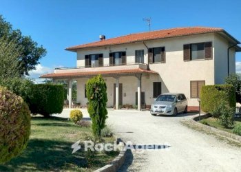 Giardino - Villa Frazione Sant'Apollinare, 118, Arcevia - foto 2