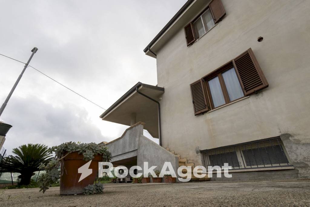 Facciata - Villa via Roberto Niederer, Soveria Simeri - foto 2