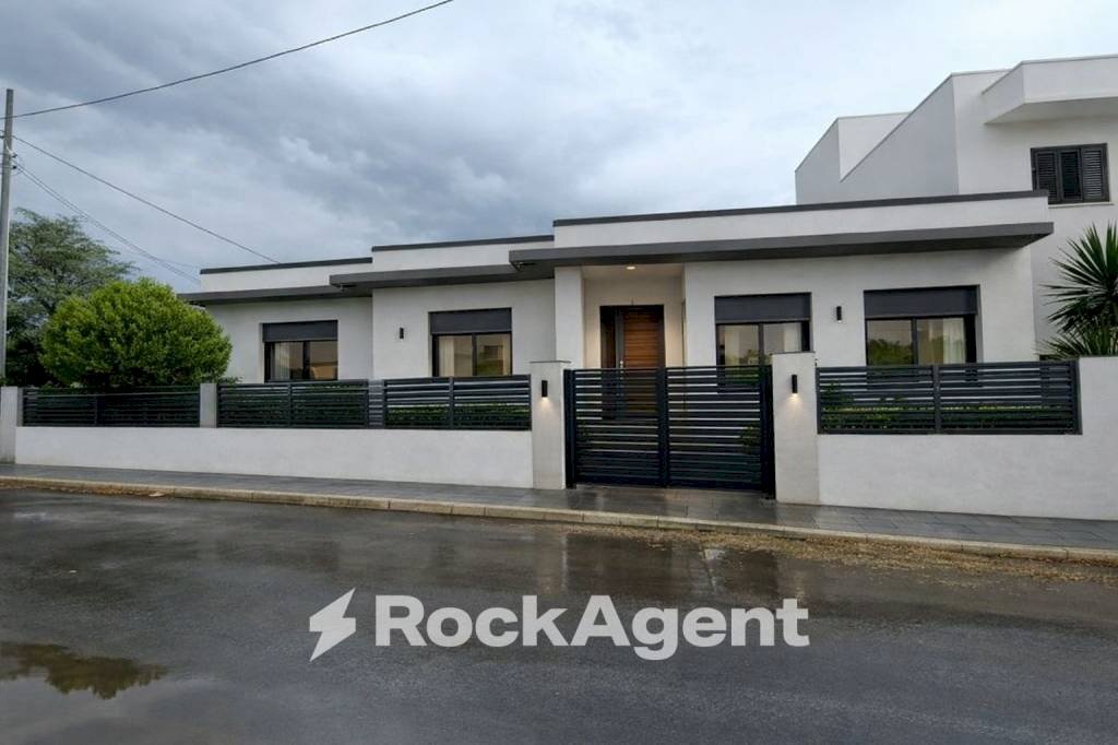 Facciata - Villa via Marcinelle ang. L. Da Vinci, Salice Salentino - photo 1