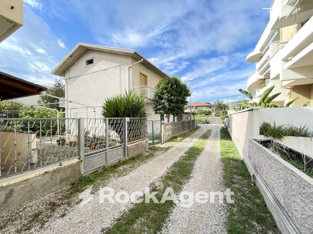 Giardino - Casa indipendente via Alcide de Gasperi, 10, Tortoreto - foto 2