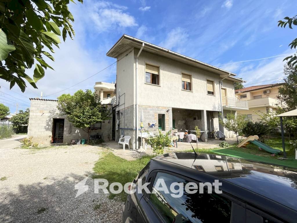 Facciata - Casa indipendente via Alcide de Gasperi, 10, Tortoreto - foto 3