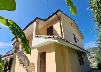 Facciata - Villa via Salvatore Revelli, 90, Taggia - foto 1