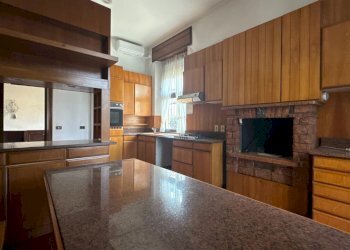 CUCINA CON CAMINO.jpg - Independent house Via Toscana 46, Brescia - photo 11