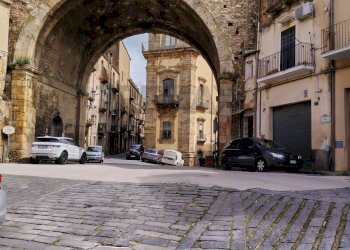 Edificio all\'aperto - Quadrilocale Via Romano
 
16, Caltagirone - foto 5