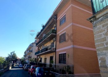 Edificio all\'aperto - Four-room apartment VIA AMEDEO GIUSTINI
 
12, Castelnuovo di Porto - photo 4