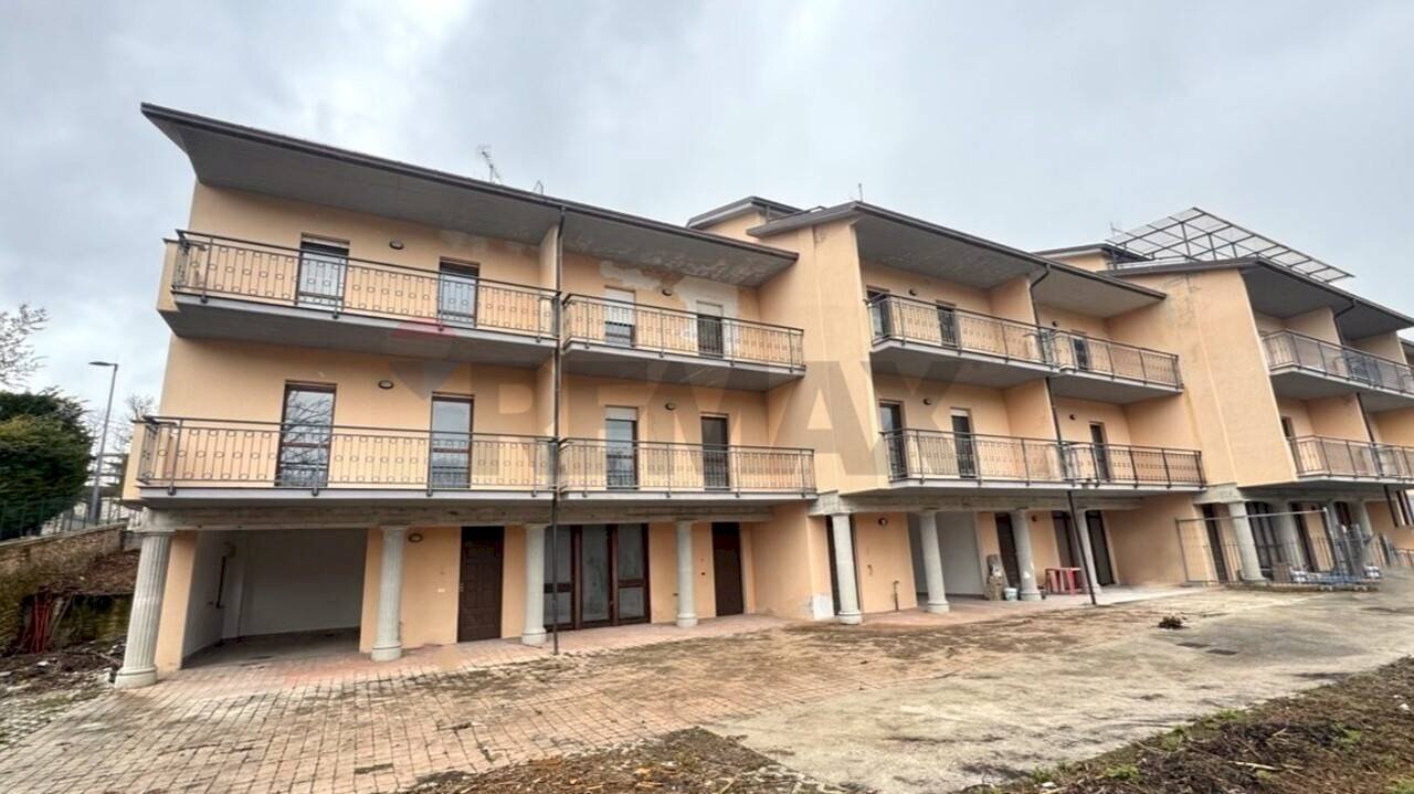 Edificio all\'aperto - Villa a Schiera via Collettara, Scoppito - foto 1