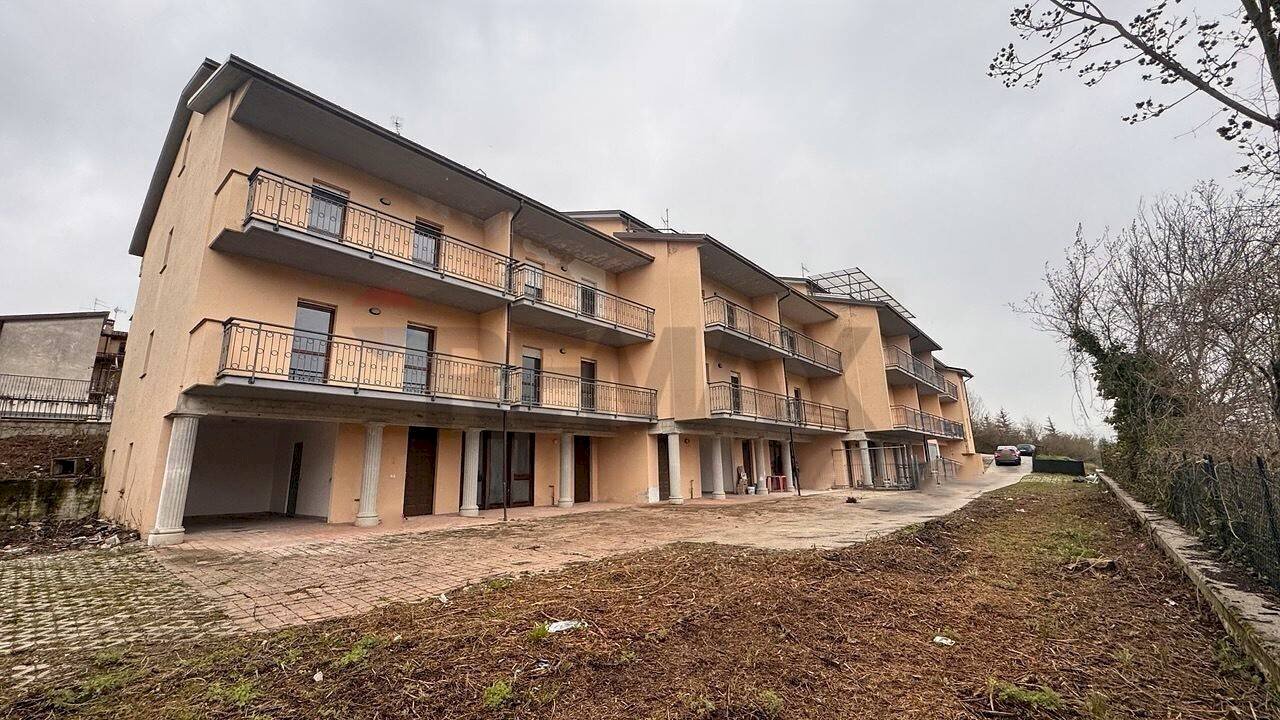 Edificio all\'aperto - Villa a Schiera via Collettara, Scoppito - foto 1