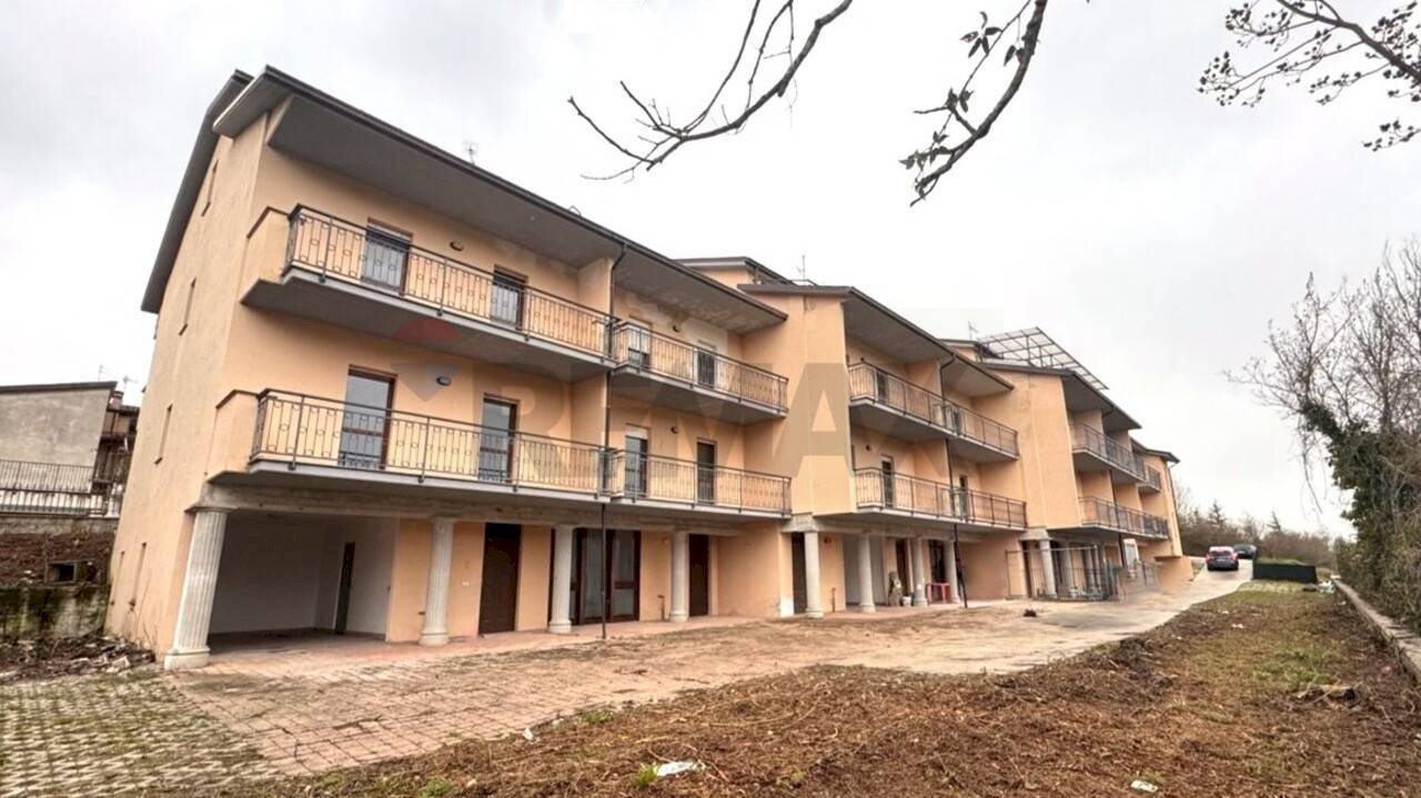 Edificio all\'aperto - Villa a Schiera via Collettara, Scoppito - foto 2