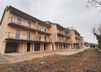 Edificio all\'aperto - Villa a Schiera via Collettara, Scoppito - foto 1