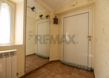 Hall / corridoio - Casa semi indipendente Frazione San Giovanni
 
13, Fabriano - foto 4