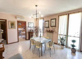 Sala da pranzo - Quadrilocale Via Agostino Berenini
 
162, Fidenza - foto 4