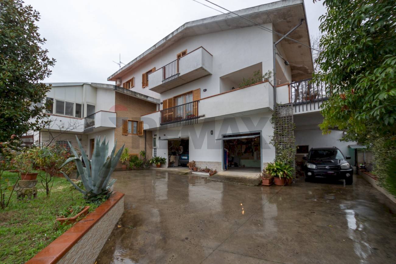 Casa all\'aperto - Casa semi indipendente Sant'Eufemia
 
288, Fara Filiorum Petri - foto 1