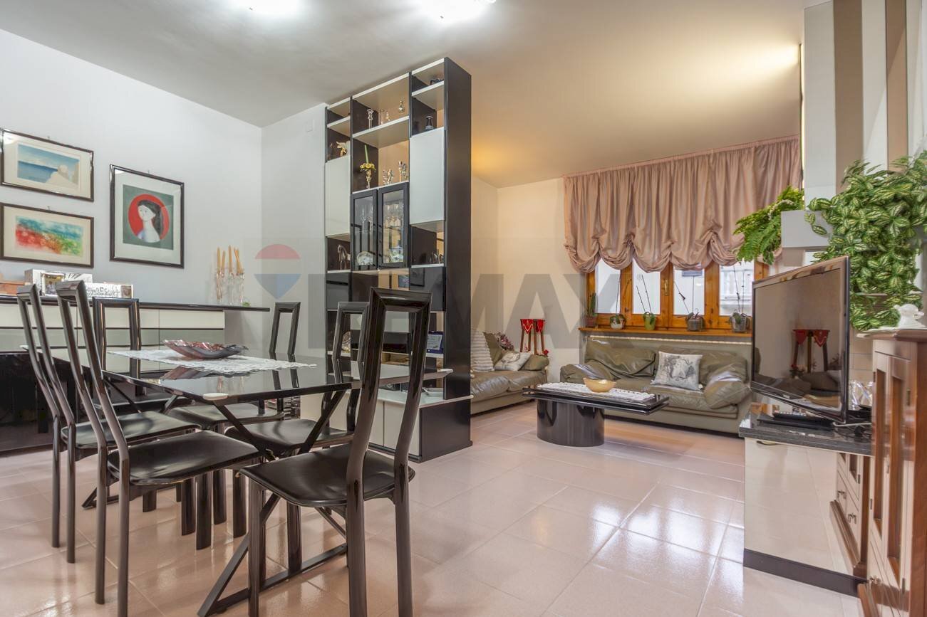 Sala da pranzo - Casa semi indipendente Sant'Eufemia
 
288, Fara Filiorum Petri - foto 2