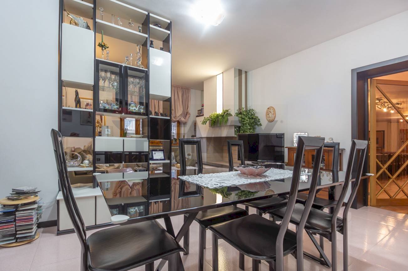 Sala da pranzo - Casa semi indipendente Sant'Eufemia
 
288, Fara Filiorum Petri - foto 3