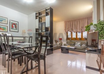 Sala da pranzo - Casa semi indipendente Sant'Eufemia
 
288, Fara Filiorum Petri - foto 2