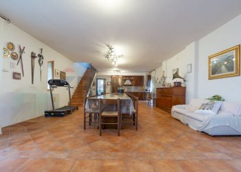 Sala da pranzo - Casa semi indipendente Sant'Eufemia
 
288, Fara Filiorum Petri - foto 19