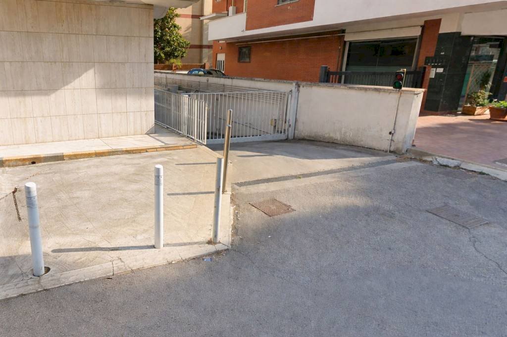 Posto macchina - Box via Giuseppe Armellini, 3, Pomezia - foto 1