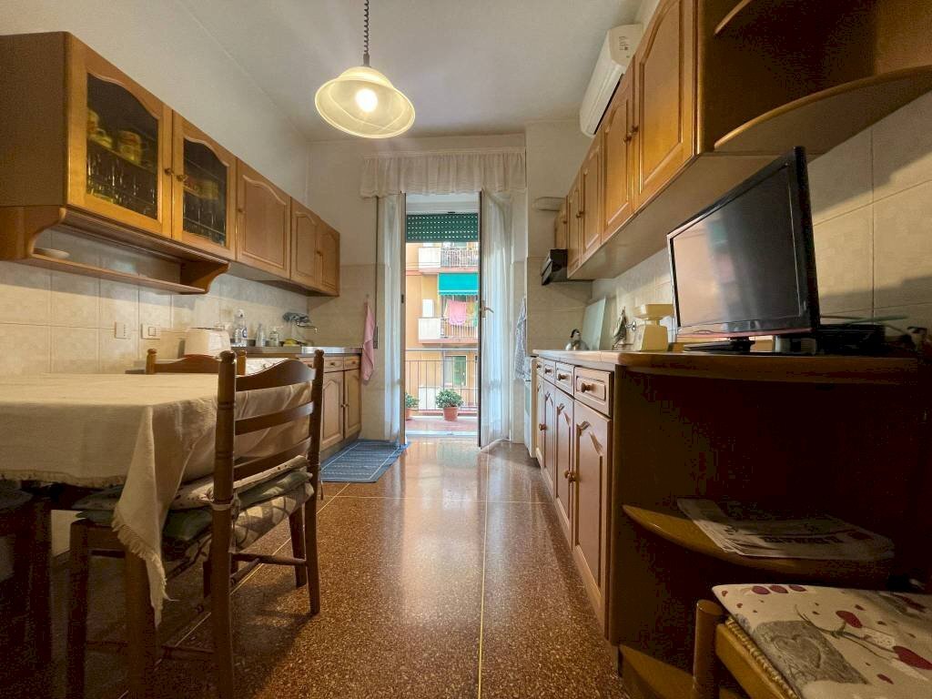 Cucina - Appartamento via Tortona, 18, Genova (zona Marassi) - foto 2
