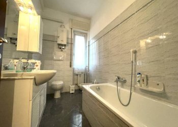 Bagno - Bilocale via Tortona, 18, Genova (zona Marassi) - foto 4