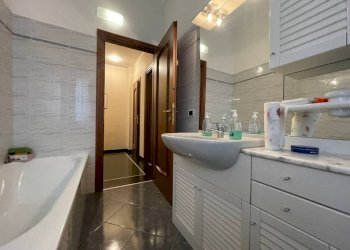 Bagno - Bilocale via Tortona, 18, Genova (zona Marassi) - foto 9