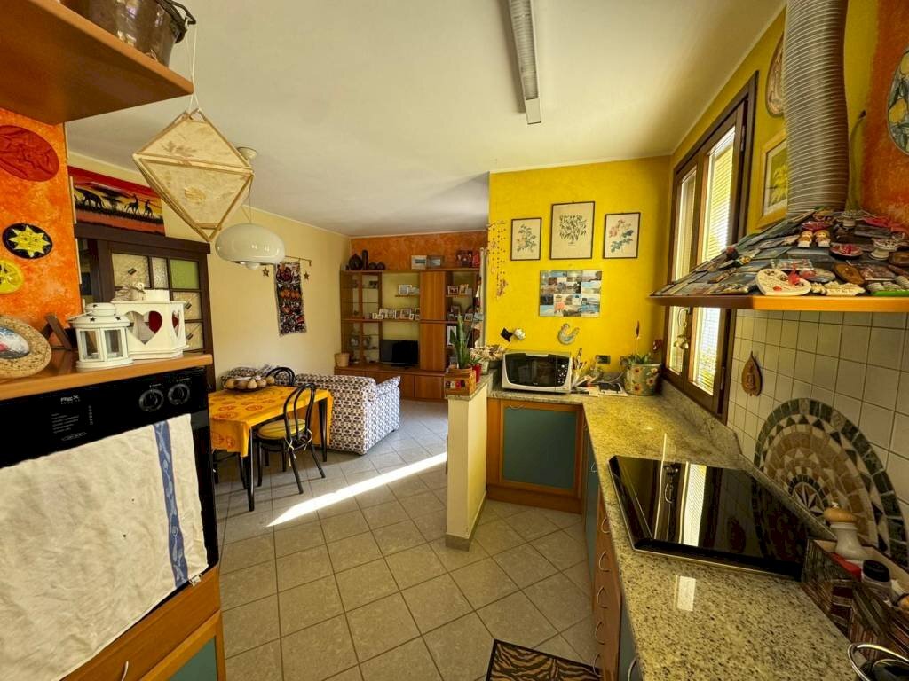 Cucina - Trilocale via Cesare Battisti, 32, Somma Lombardo - foto 2