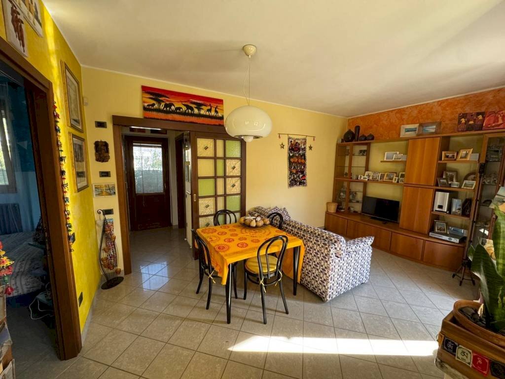 Salone - Trilocale via Cesare Battisti, 32, Somma Lombardo - foto 3